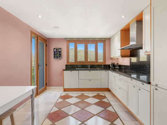 Villa for sale in Benahavís