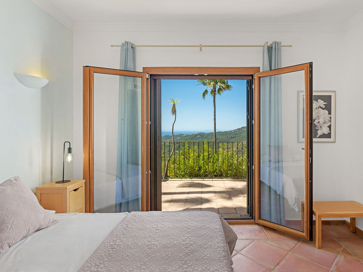 Villa for sale in Benahavís