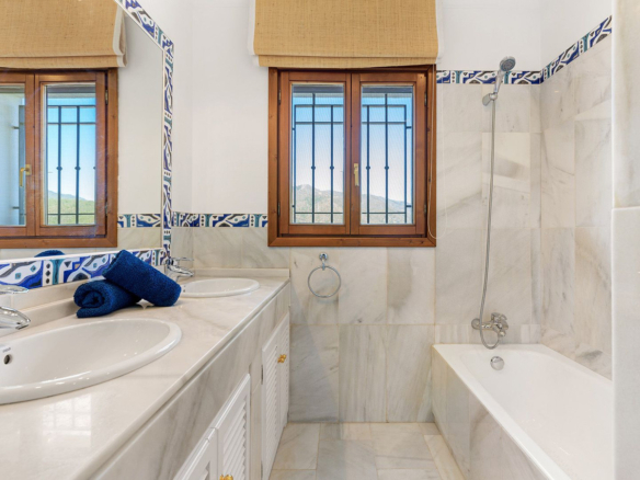 Villa for sale in Benahavís