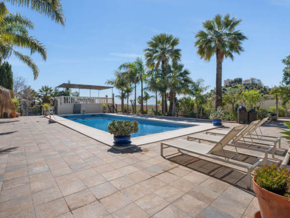 Villa for sale in Benalmadena
