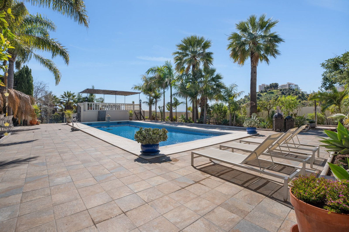 Villa for sale in Benalmadena