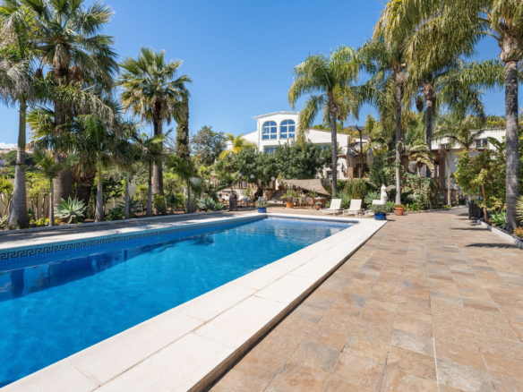 Villa for sale in Benalmadena