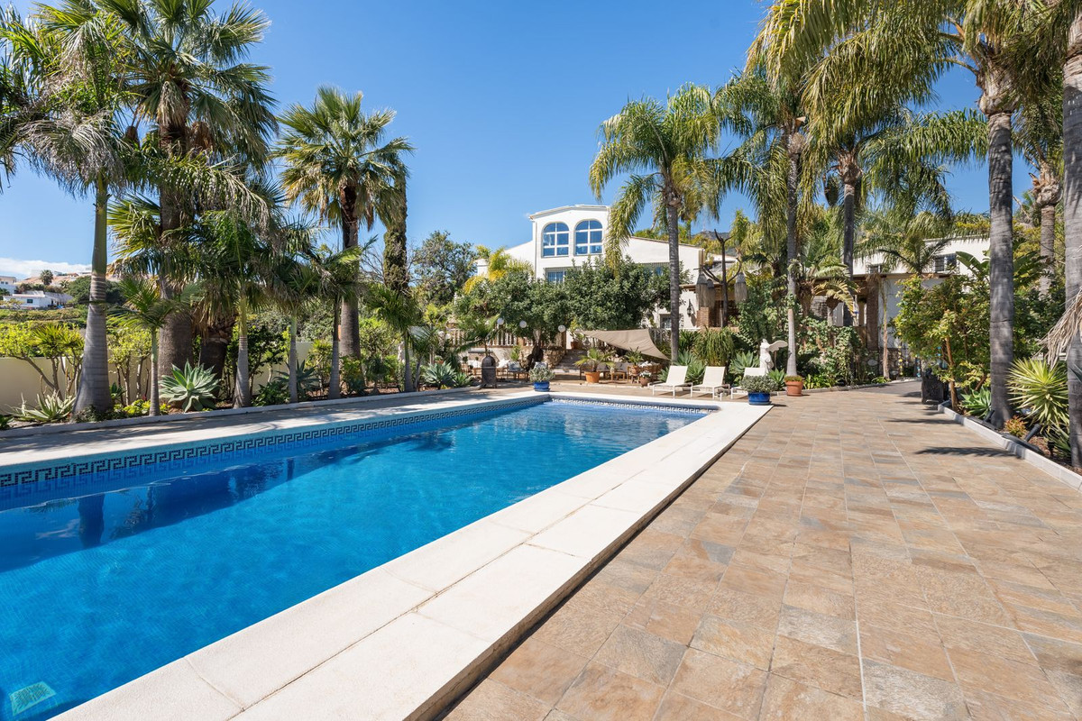 Villa for sale in Benalmadena