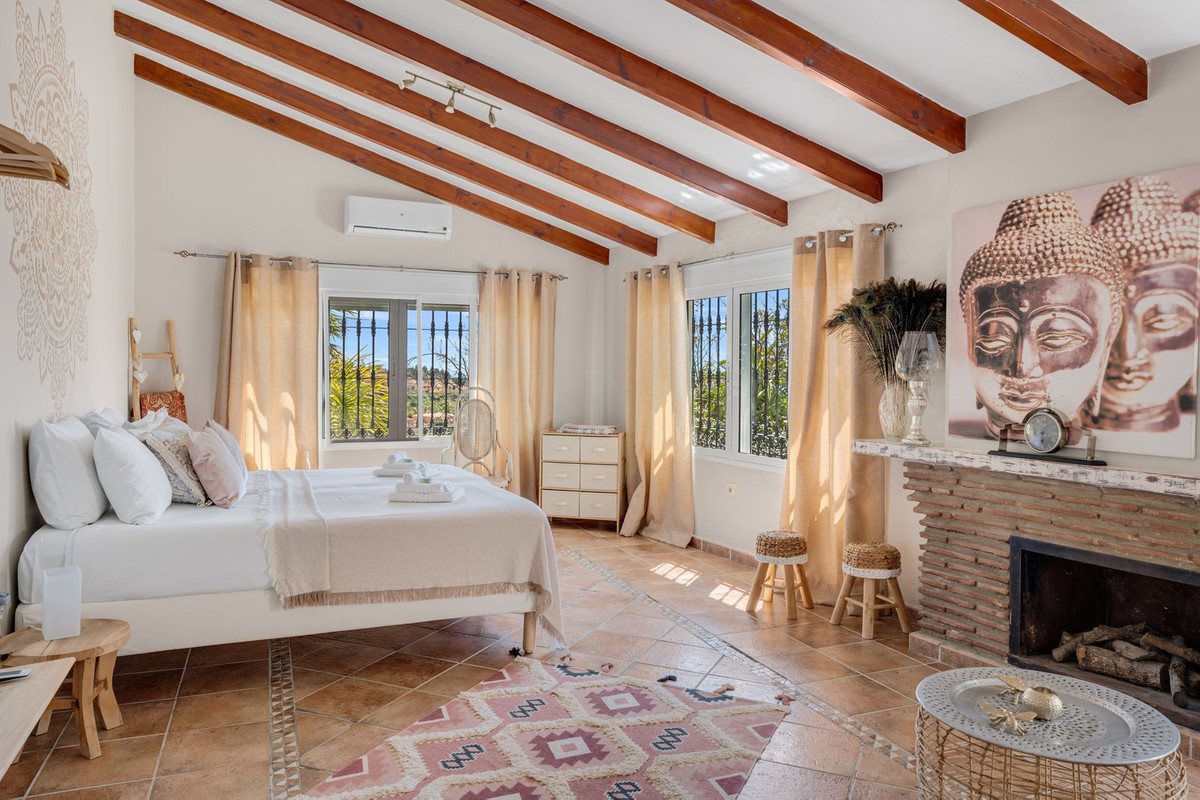 Villa for sale in Benalmadena