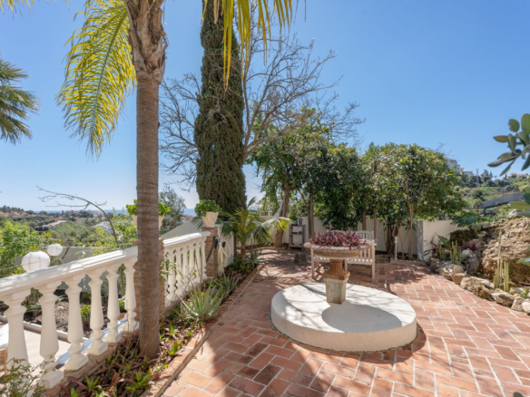Villa for sale in Benalmadena