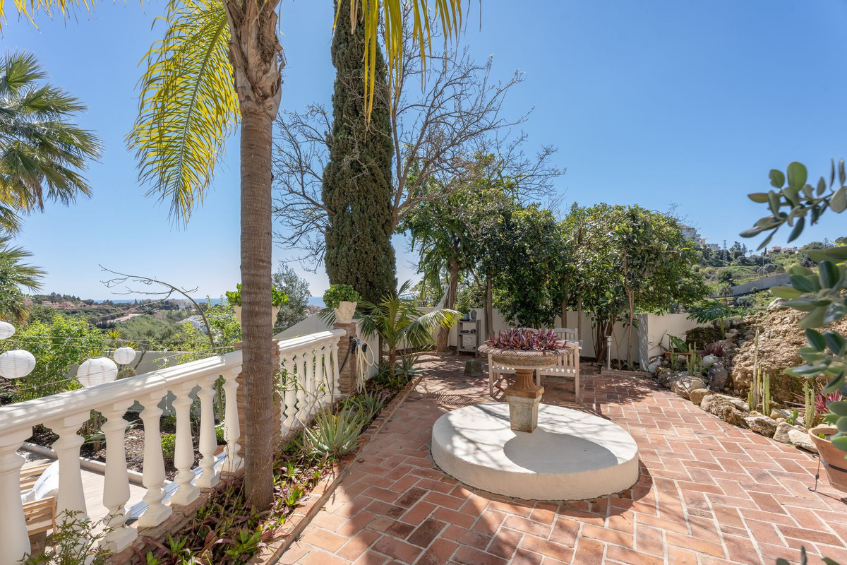 Villa for sale in Benalmadena
