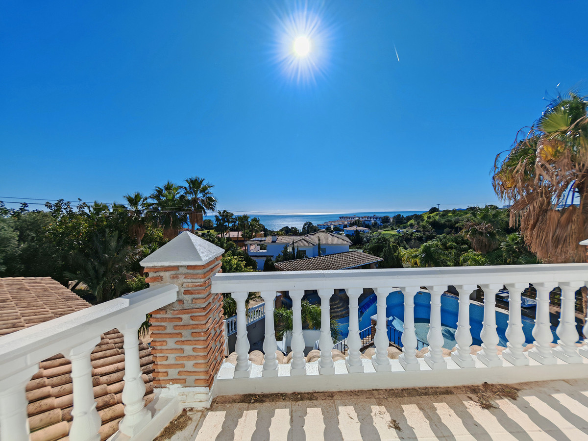 Villa for sale in Benalmadena