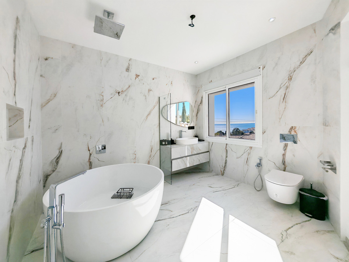 Villa for sale in Benalmadena