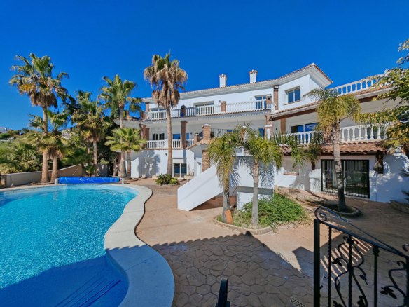 Villa for sale in Benalmadena