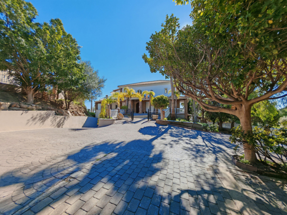 Villa for sale in Benalmadena