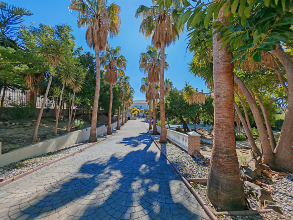 Villa for sale in Benalmadena