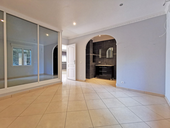 Villa for sale in Benalmadena