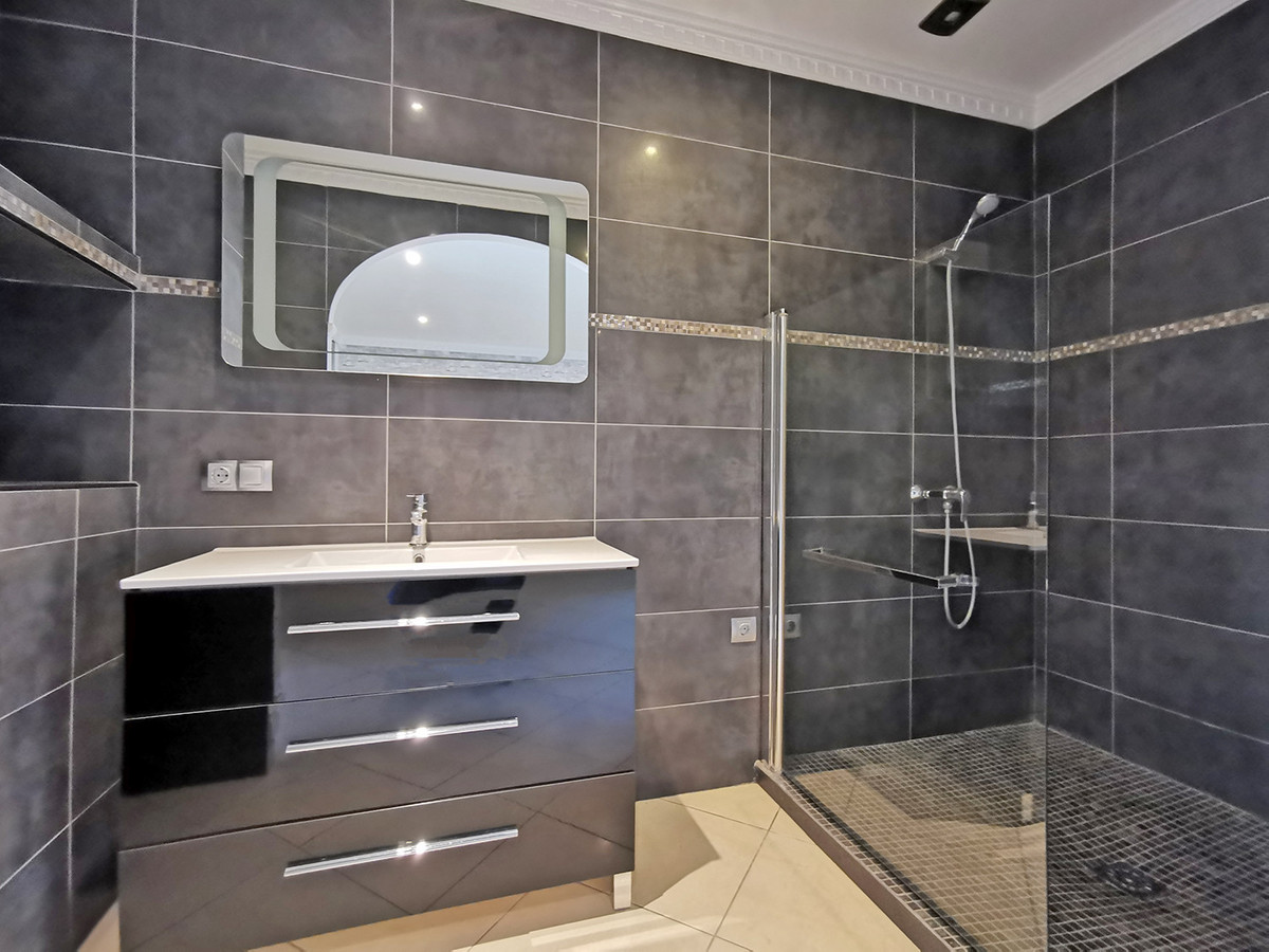 Villa for sale in Benalmadena