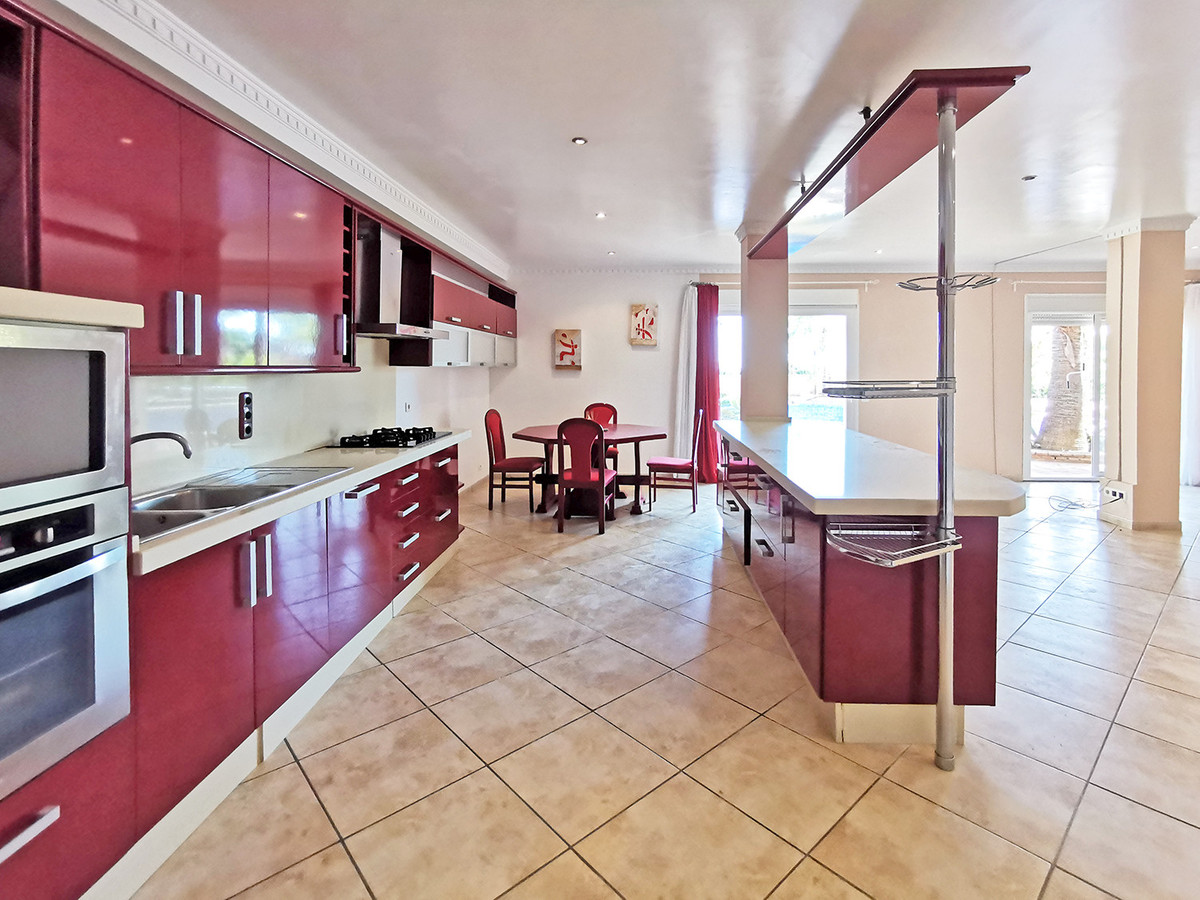 Villa for sale in Benalmadena
