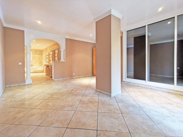 Villa for sale in Benalmadena