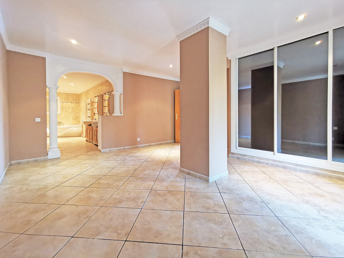 Villa for sale in Benalmadena