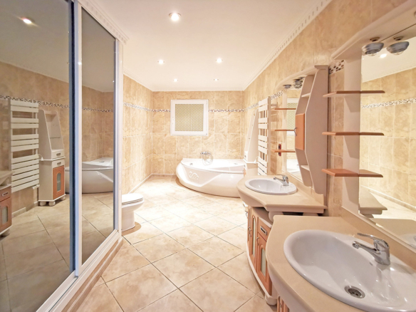 Villa for sale in Benalmadena