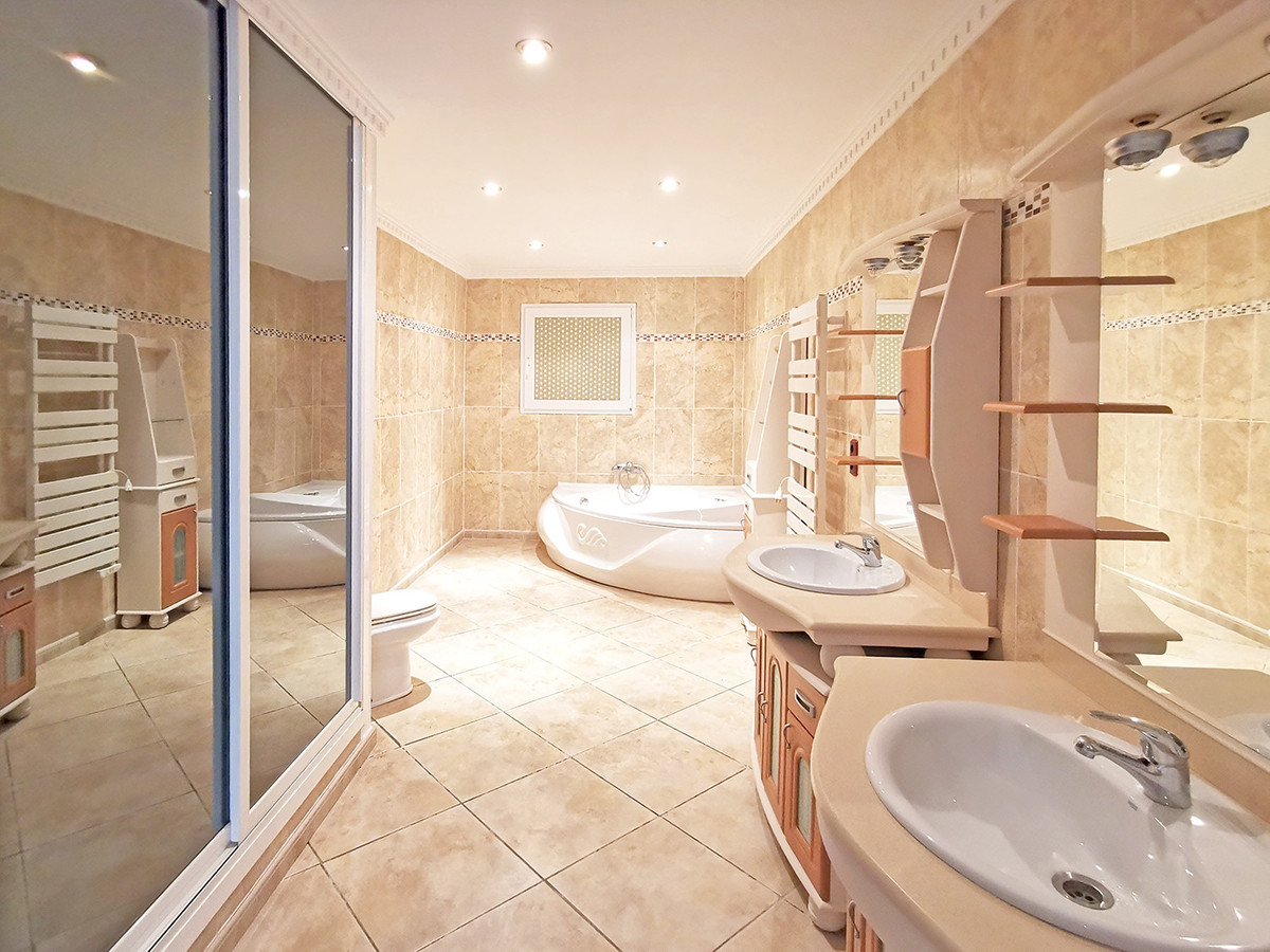 Villa for sale in Benalmadena