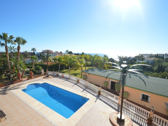 Villa for sale in Benalmadena