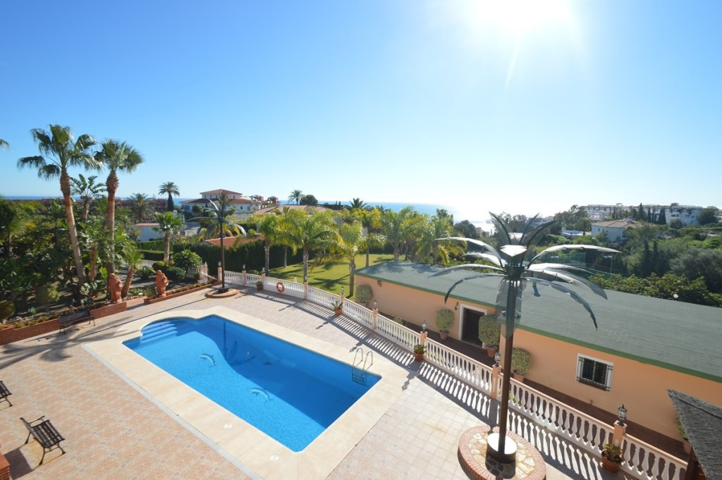 Villa for sale in Benalmadena