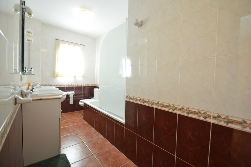 Villa for sale in Benalmadena