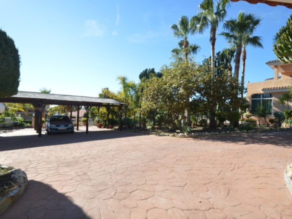 Villa for sale in Benalmadena