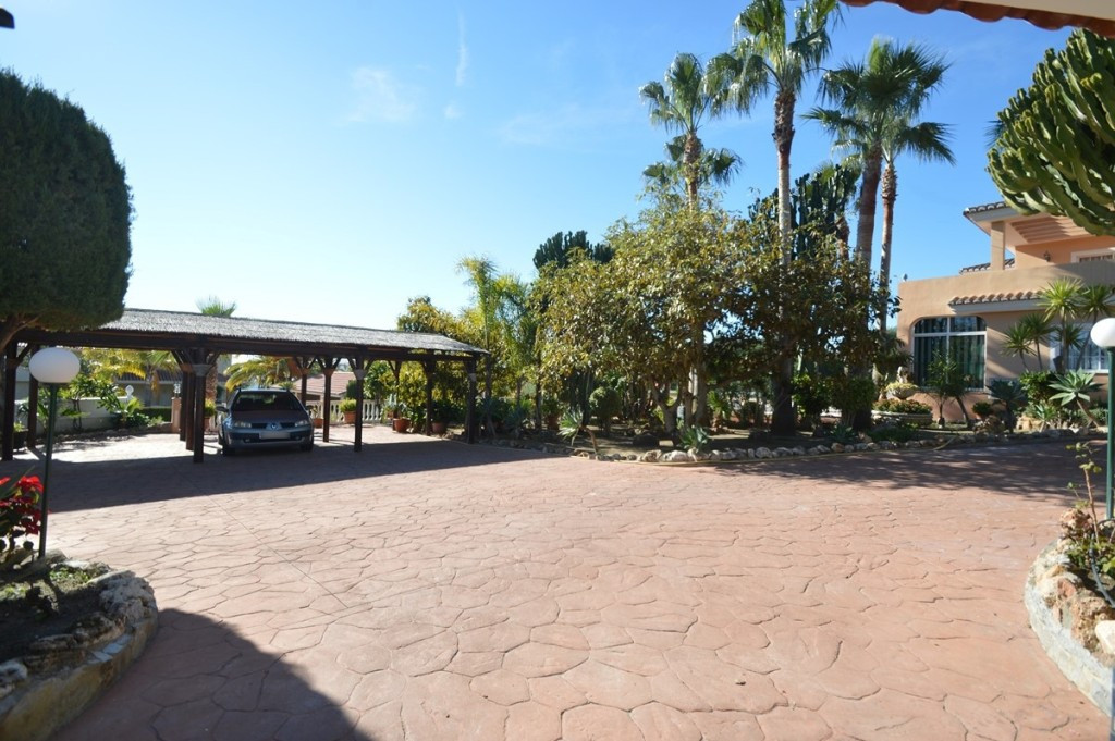 Villa for sale in Benalmadena