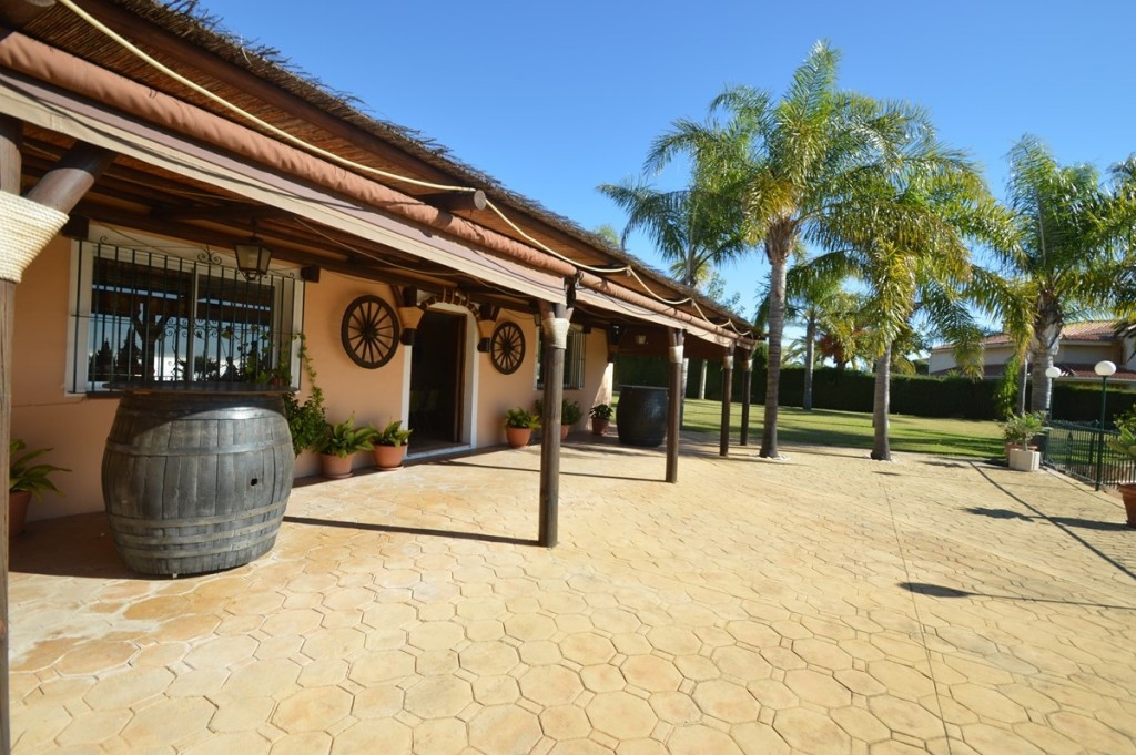 Villa for sale in Benalmadena