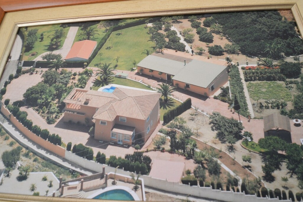 Villa for sale in Benalmadena
