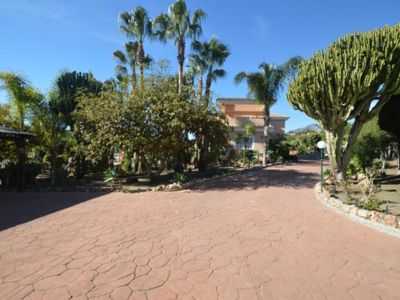 Villa for sale in Benalmadena