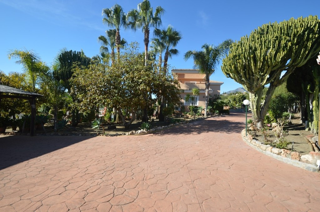 Villa for sale in Benalmadena