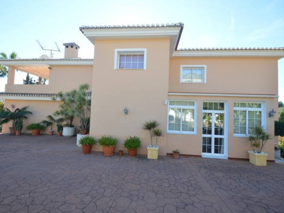 Villa for sale in Benalmadena