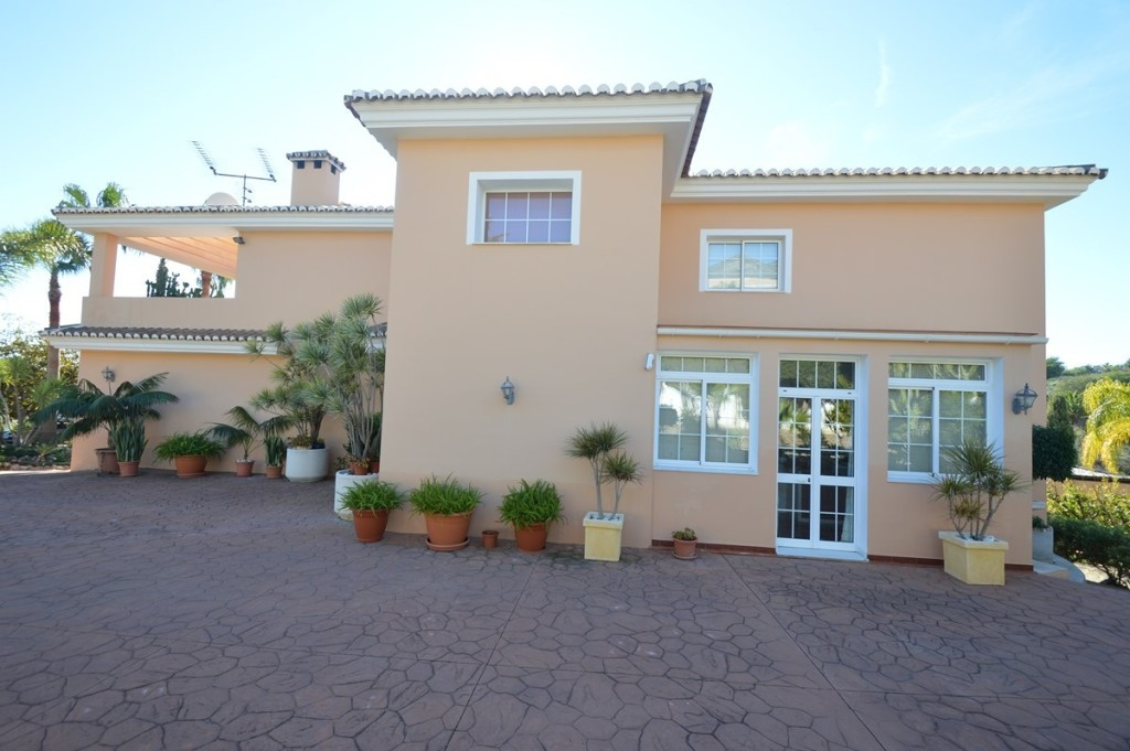 Villa for sale in Benalmadena
