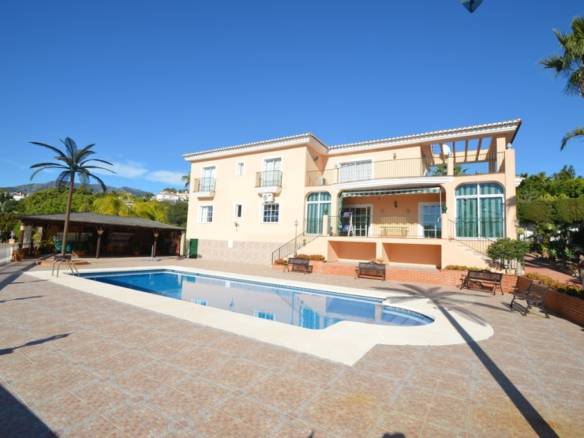 Villa for sale in Benalmadena