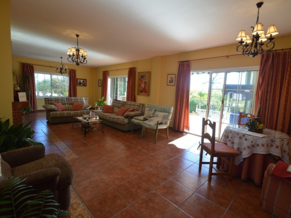 Villa for sale in Benalmadena
