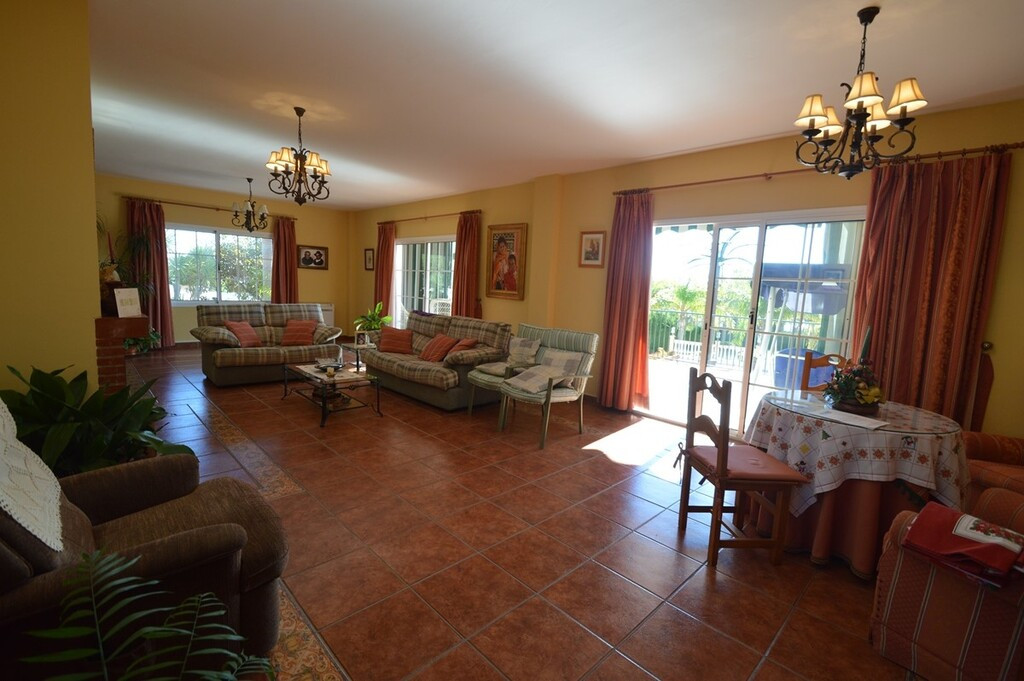 Villa for sale in Benalmadena