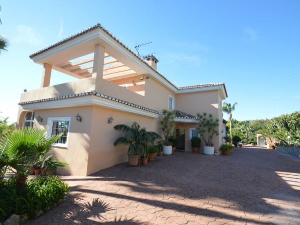 Villa for sale in Benalmadena
