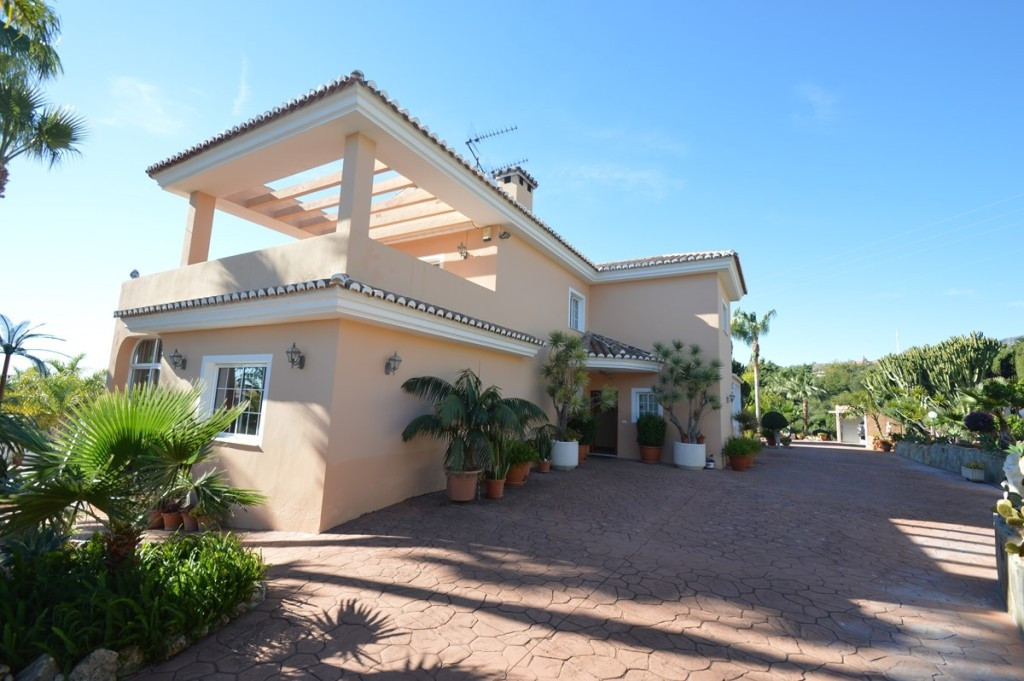Villa for sale in Benalmadena