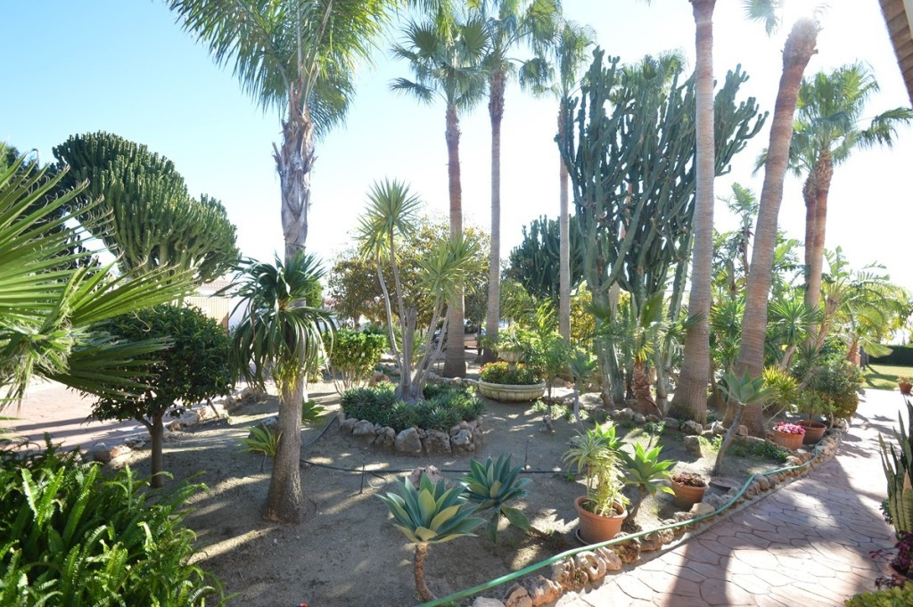 Villa for sale in Benalmadena