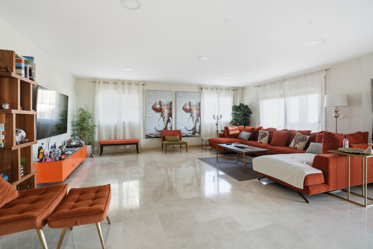 Villa for sale in Benalmadena