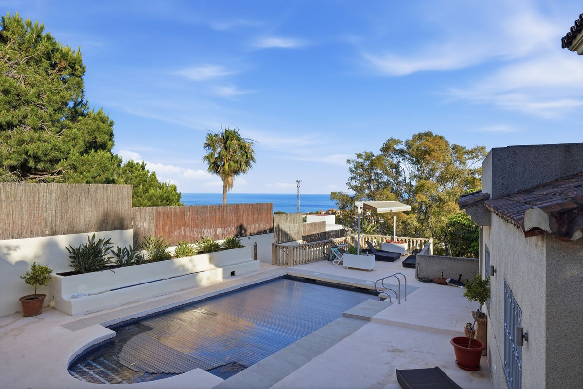 Villa for sale in Benalmadena