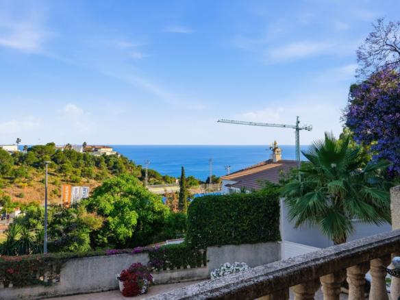 Villa for sale in Benalmadena