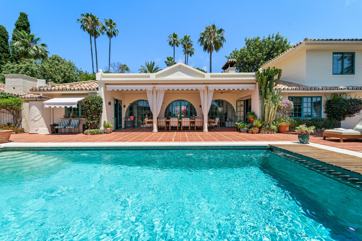 Villa for sale in Benalmadena