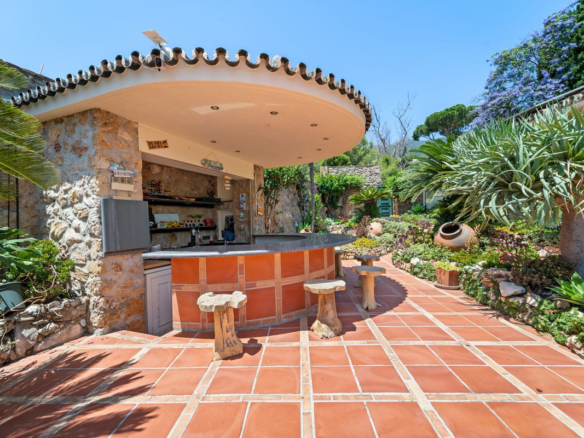 Villa for sale in Benalmadena