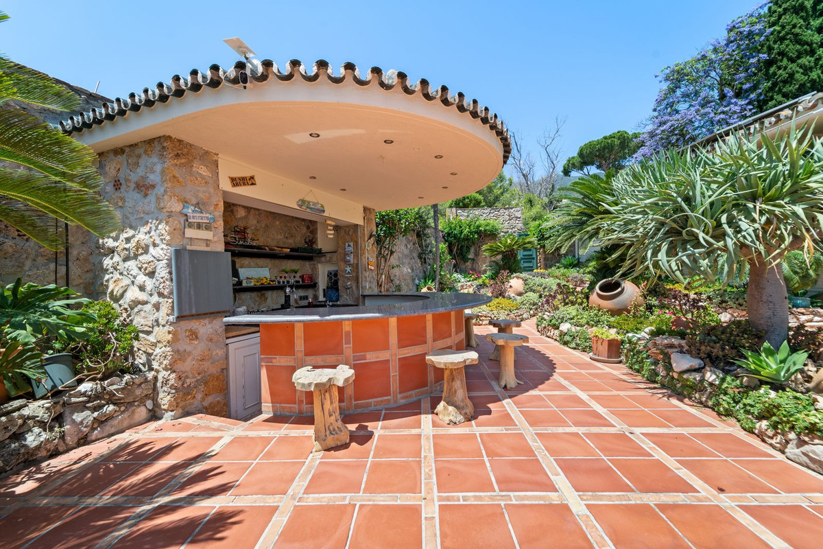 Villa for sale in Benalmadena