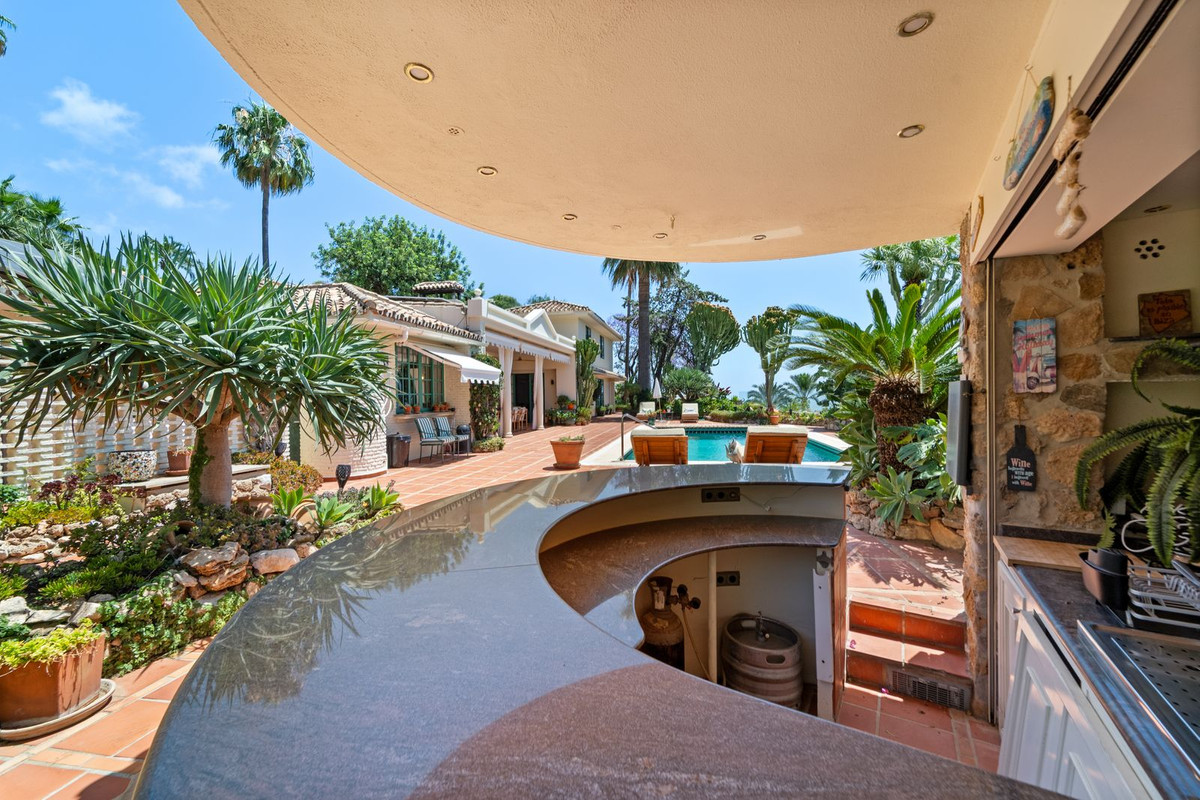 Villa for sale in Benalmadena