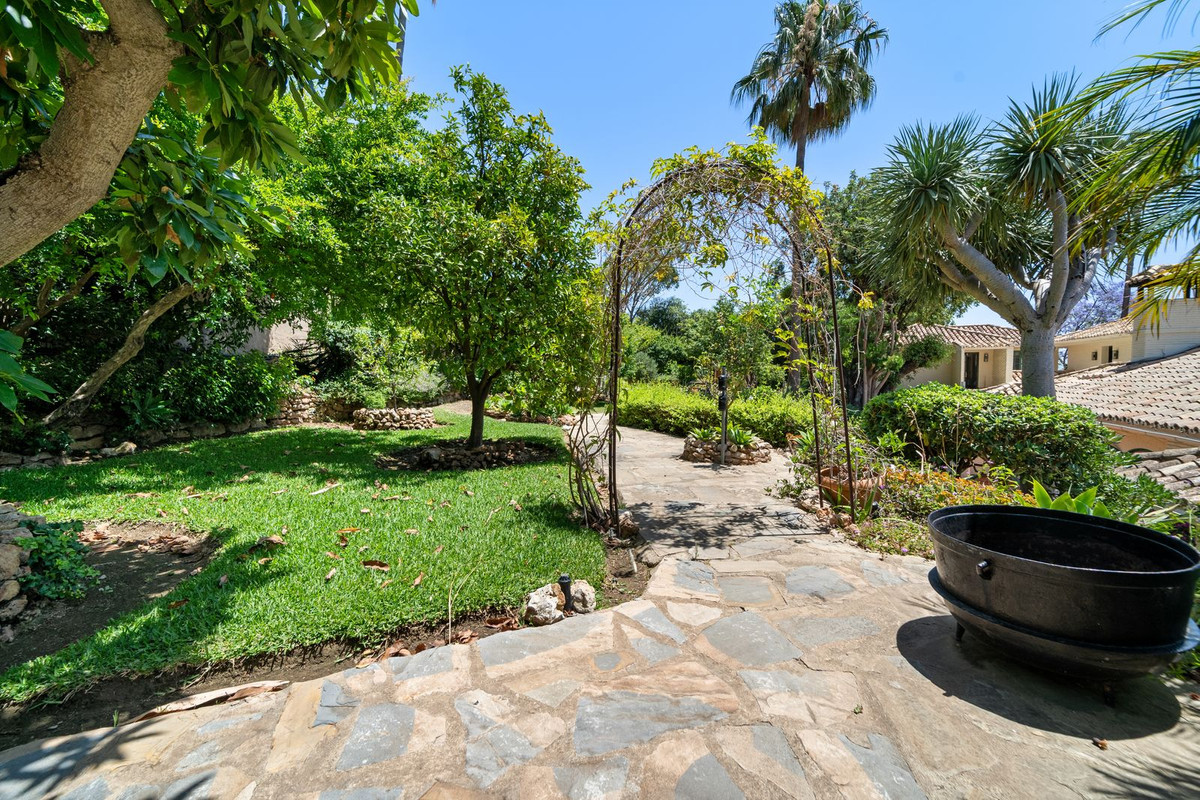 Villa for sale in Benalmadena
