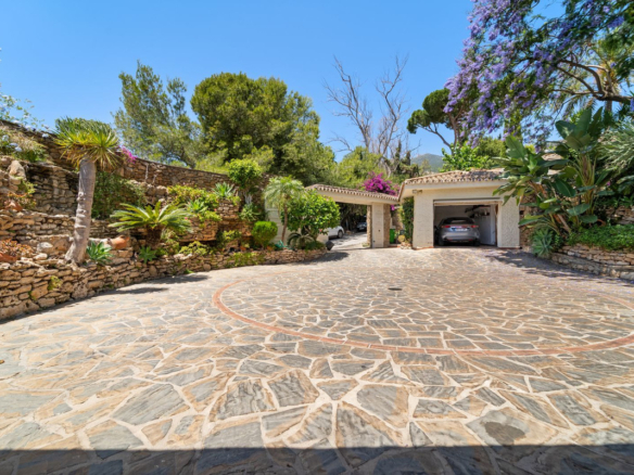 Villa for sale in Benalmadena