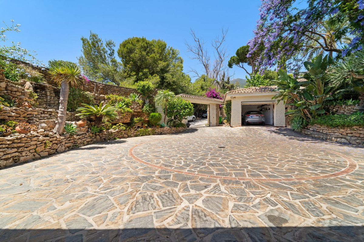 Villa for sale in Benalmadena