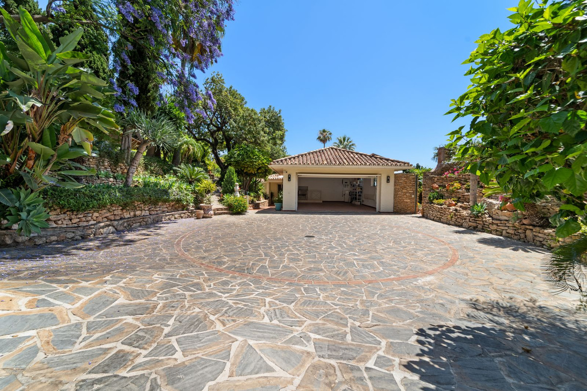 Villa for sale in Benalmadena